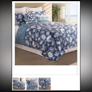 Brand new! King quilt / King bedspread & 2 king shams.